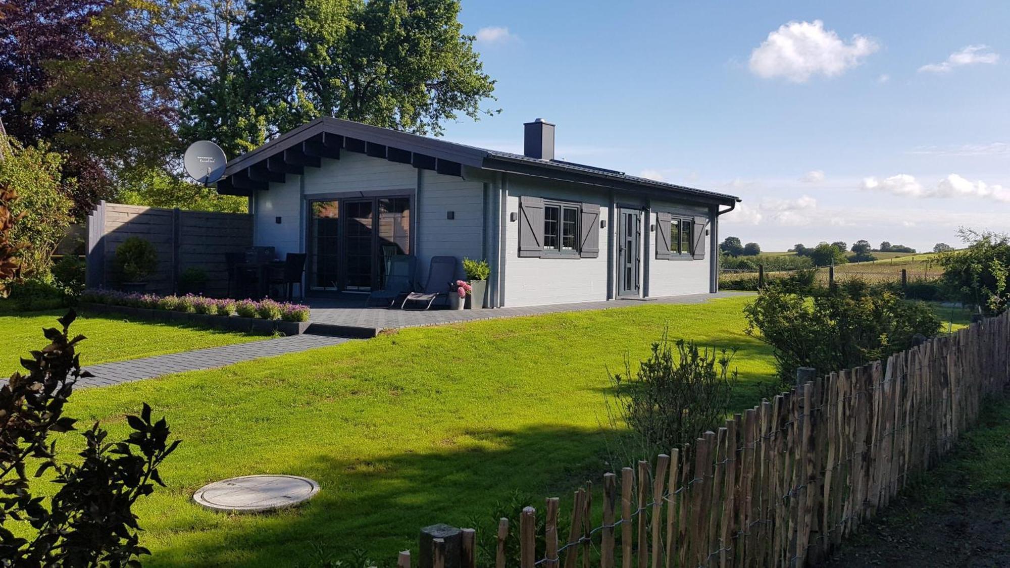 Idyllisches-Blockbohlenhaus-Mit-Eigenem-Garten-Und-Sauna-Zum-Wohlfuehlen Martensrade Εξωτερικό φωτογραφία