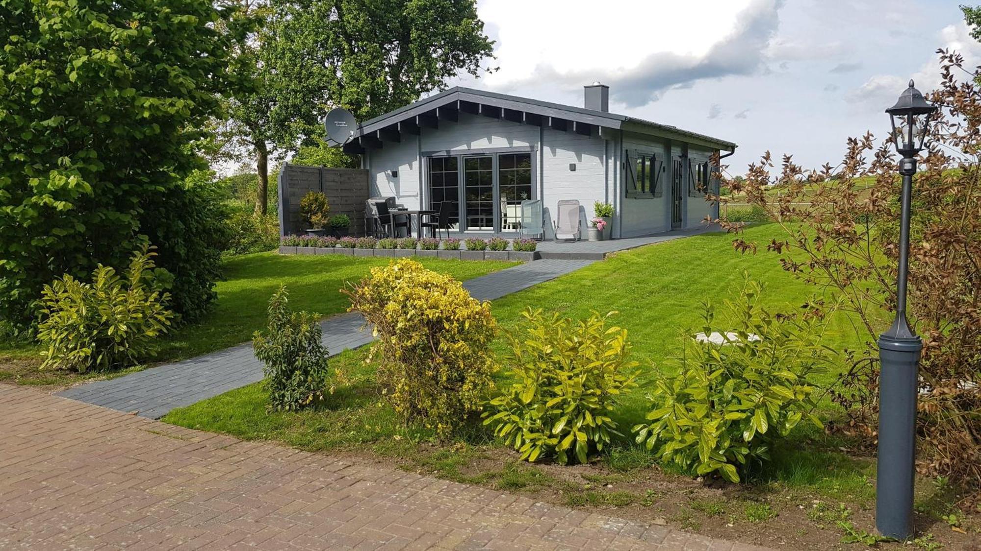 Idyllisches-Blockbohlenhaus-Mit-Eigenem-Garten-Und-Sauna-Zum-Wohlfuehlen Martensrade Εξωτερικό φωτογραφία